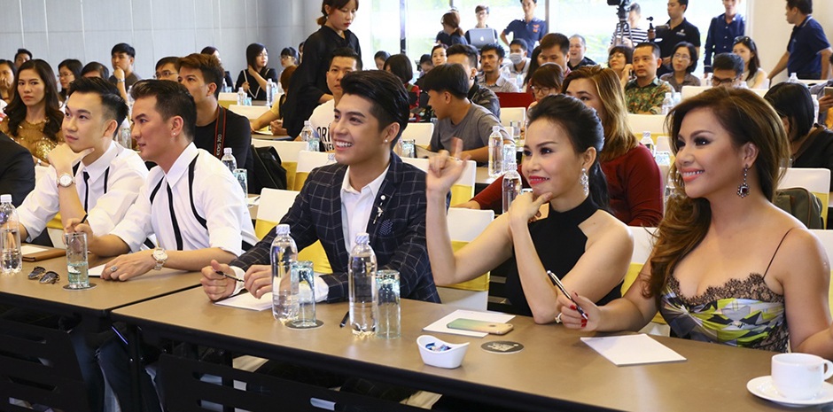 
Dàn huấn luyện viên của chương trình Tuyệt đỉnh song ca vô cùng thu hút với lần đầu tiên ngồi ghế nóng của Minh Tuyết và Dương Triệu Vũ.
