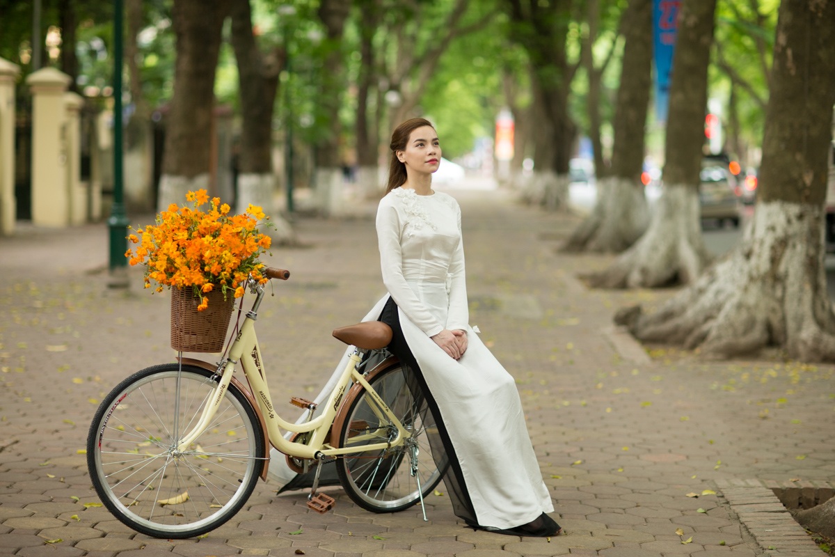Hồ Ngọc Hà đẹp dịu dàng với áo dài trên phố Hà Nội - 4 Hồ Ngọc Hà đẹp dịu dàng với áo dài trên phố Hà Nội - 4