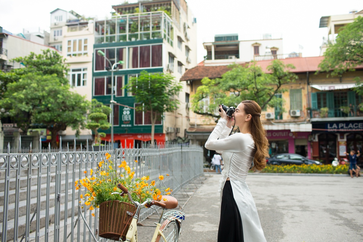 Hồ Ngọc Hà đẹp dịu dàng với áo dài trên phố Hà Nội - 7 Hồ Ngọc Hà đẹp dịu dàng với áo dài trên phố Hà Nội - 7