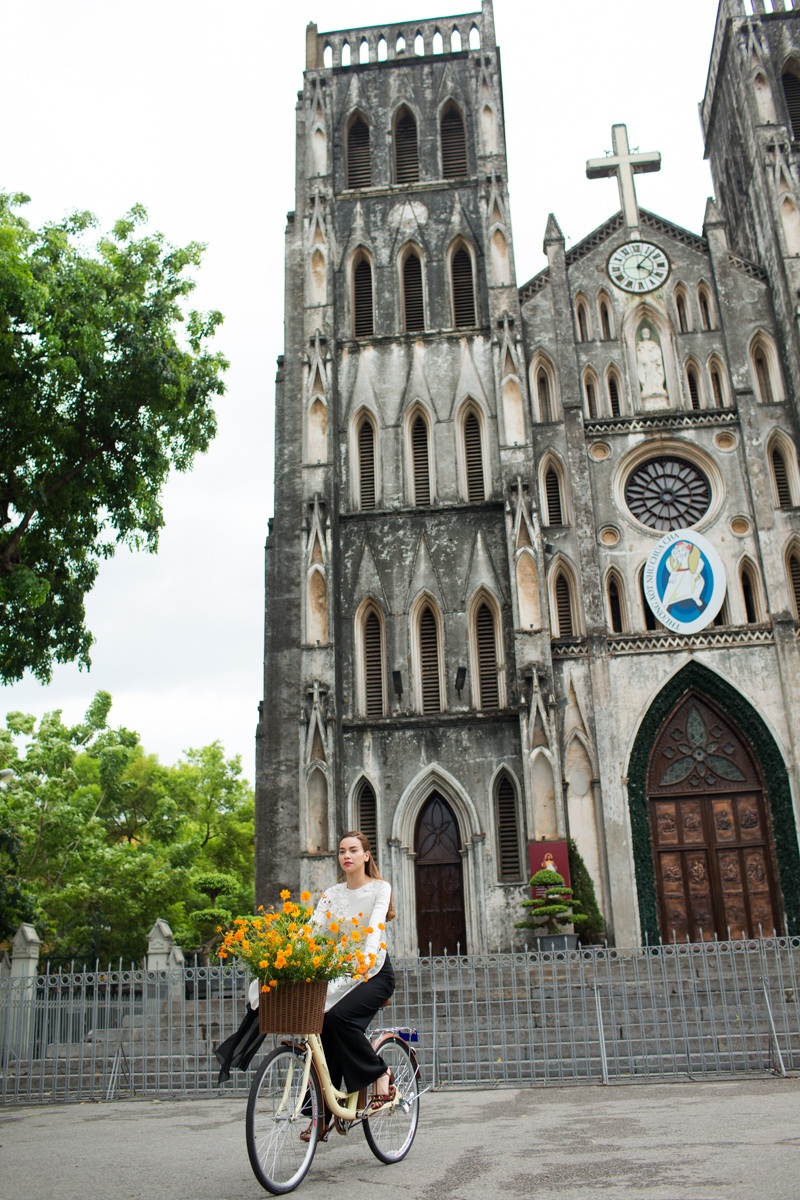 Hồ Ngọc Hà đẹp dịu dàng với áo dài trên phố Hà Nội - 9 Hồ Ngọc Hà đẹp dịu dàng với áo dài trên phố Hà Nội - 9