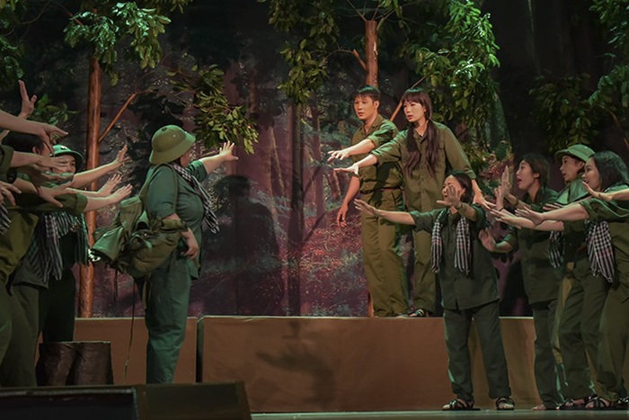 Tác phẩm được biểu diễn lần này bên cạnh khắc họa những người trẻ miệt mài, hăng say với công việc mình đã chọn thì còn tập trung khai thác tình yêu với công việc, tình yêu quê hương đất nước và tình yêu đôi lứa.