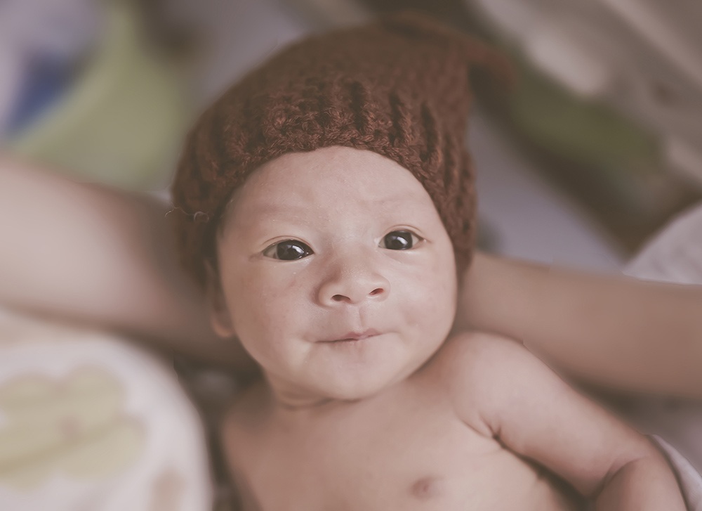 Khoảnh khắc ngộ nghĩnh quý tử nhà Lý Hải tròn 10 ngày tuổi - 4 Bé Mio hiện đang bú sữa mẹ và bé rất dễ ăn dễ ngủ nên Minh Hà cũng đỡ cực trong việc chăm sóc con.