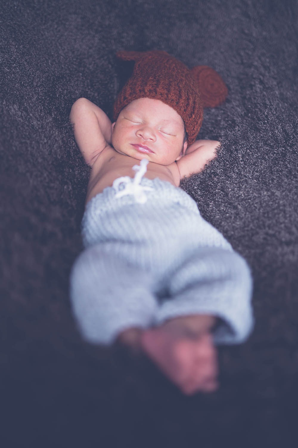 Khoảnh khắc ngộ nghĩnh quý tử nhà Lý Hải tròn 10 ngày tuổi - 2 Mio giống hệt anh trai Rio và hai chị gái Cherry, Sunny khi mới chào đời. Cả 4 anh em lúc mới sinh đều thừa hưởng nhiều nét của bố Lý Hải.