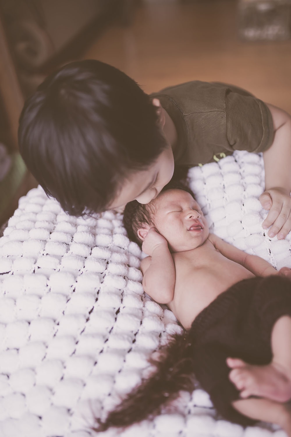 Khoảnh khắc ngộ nghĩnh quý tử nhà Lý Hải tròn 10 ngày tuổi - 11 Vốn có nhiều kinh nghiệm chăm sóc các con nhỏ nên bà xã Lý Hải rất thoải mái trong việc nuôi bé Mio. Đặc biệt, chưa đầy 2 tuần sau sinh bà mẹ 4 con đã lấy lại vóc dáng nhanh chóng xuất hiện trong một sự kiện của dành cho các em bé.