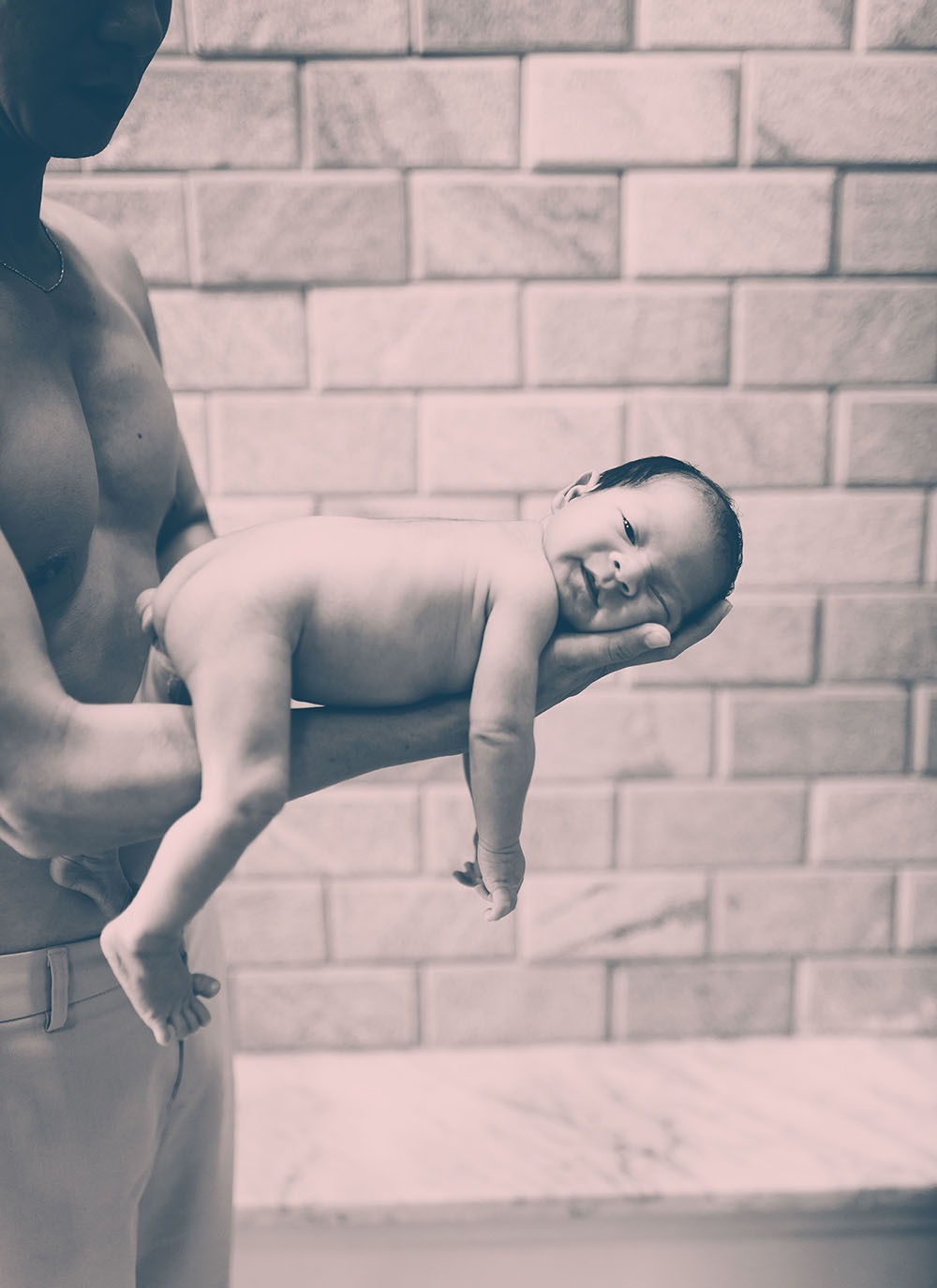 Khoảnh khắc ngộ nghĩnh quý tử nhà Lý Hải tròn 10 ngày tuổi - 12 Cậu quý tử thứ 2 may mắn chào đời đúng vào thời điểm bố Lý Hải không vướng bận thực hiện phim hay đi lưu diễn tỉnh dài ngày nên nam ca sĩ “Trọn đời bên em” đã nhiều dành thời gian cho gia đình và phụ bà xã chăm sóc con cái.