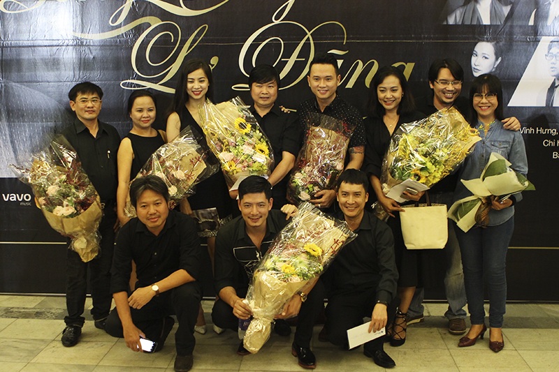 Thu Phương xúc động khi ôm “người đàn ông đặc biệt” - 17 Ca sĩ Ánh Tuyết (áo jean) cũng có mặt trong đêm nhạc với tư cách khán giả (Ảnh: Minh Thái)
