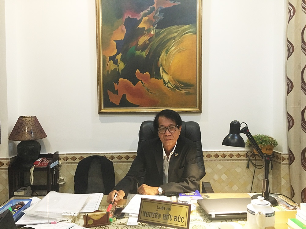 Luật sư Nguyễn Hữu Đức tại phòng làm việc và những tác phẩm của họa sĩ Tạ Tỵ vẫn còn treo tại nhà riêng.