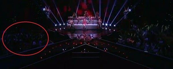 Khi sao Việt “mất lòng” đồng nghiệp vì fans hiếu chiến - 15 Cả một góc khán phòng trở nên im lặng khi Hồ Ngọc Hà biểu diễn.