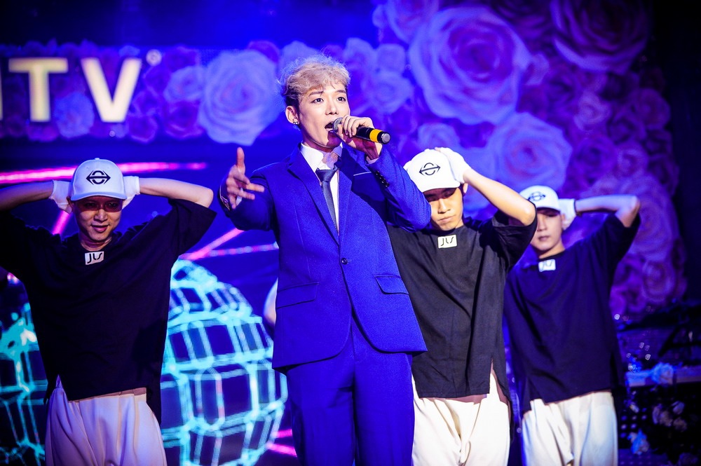 Gặp chàng ca sĩ Hàn Quốc đầu tiên gia nhập showbiz Việt - 6 Jis cho biết: “Hot & Good được Jis thực hiện với 2 phiên bản mà vốn dĩ tất cả các nghệ sĩ Hàn khác đều luôn làm đó là dance version và drama. Vì đây là sản phẩm thử nghiệm đầu tiên của JIS mang đến các bạn khán giả đã yêu thương khích lệ JIS mạnh dạn thử sức trong thị trường nhạc Việt, nên JIS muốn nó tươi trẻ, vui nhộn dễ nghe và cũng dễ thương như chính cá tính của JIS”.