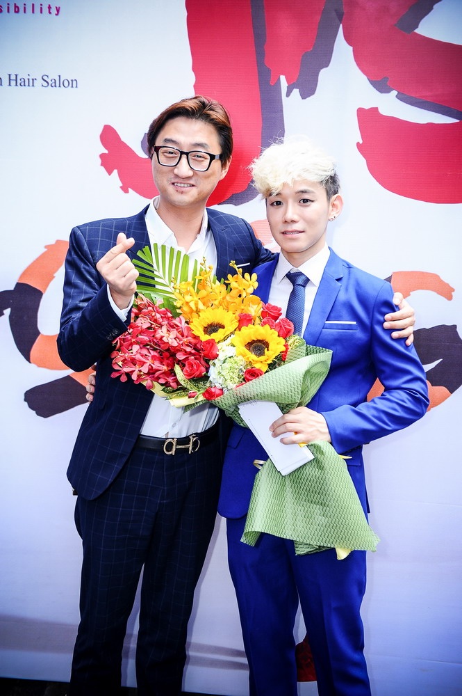 Gặp chàng ca sĩ Hàn Quốc đầu tiên gia nhập showbiz Việt - 7 Nam ca sĩ cho biết: “JIS muốn thử mình ở thị trường Việt Nam với mong muốn mang lại một sắc màu cũng như cảm nhận mới lạ cho giới trẻ và cả bản thân mình cũng có cơ hội khám phá sự đa dạng về sắc màu âm nhạc đa quốc gia”.