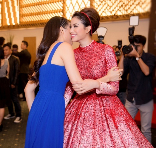 Phạm Hương, Hà Hồ, Lan Khuê hội ngộ cùng dự sự kiện - 3 Phạm Hương rất hào hứng khi gặp lại “đàn em” là á hậu Lệ Hằng. Cả hai vui vẻ trò chuyện, cô cũng chia sẻ sắp tới đây mình sẽ có cơ hội hỗ trợ Lệ Hằng trong một dự án.