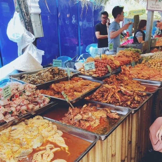 Sài Gòn cuối tuần – Đi đâu, xem gì? - 2 Bên cạnh đó gian hàng ẩm thực với hàng chục món Thái cũng rất đáng để bạn ghé qua. Ẩm thực Thái Lan vốn được lòng các bạn trẻ bởi mùi vị chua-cay đặc trưng, kết hợp với các hương liệu, gia vị thơm lừng chắc chắn sẽ khiến bạn không thể kiềm lòng.
