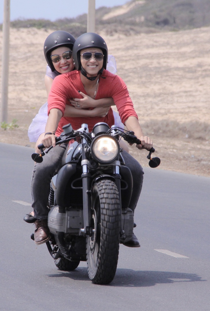 Hay ôm nhau tình tứ khi cùng đi xe mô tô...