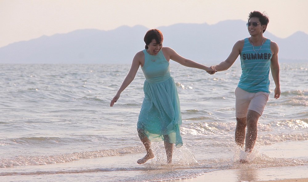 Nắm tay dạo trên biển...