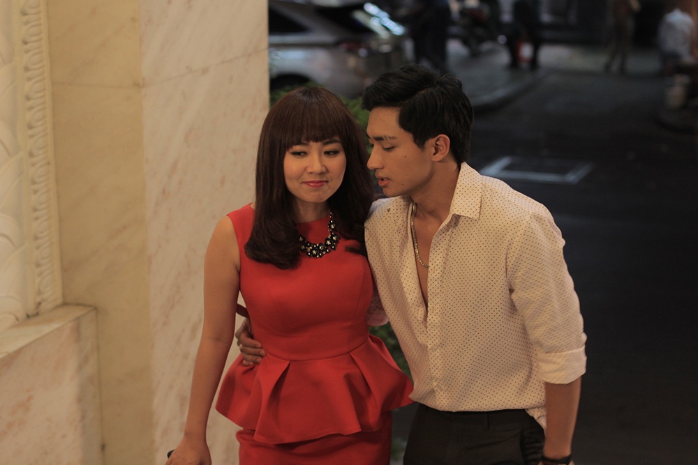 Lê Khánh lên tục được “phi công trẻ” Hữu Vi hôn - 10