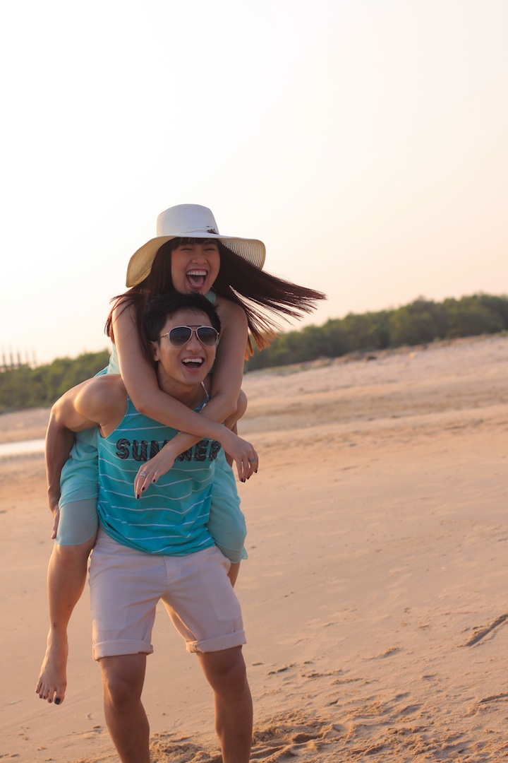 Lê Khánh còn được phi công trẻ cõng trên bãi biển