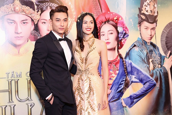Hạ Vi: “Bạn trai tỉnh bơ khi tôi đóng cảnh hôn” - 2 Hạ Vi đẹp đôi bên Isaac trong buổi công chiếu phim tại TPHCM