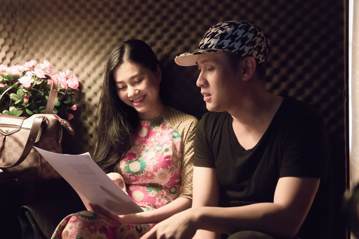 Trấn Thành tận tình hướng dẫn bạn gái Hari Won trong phòng thu - 12 Ca sĩ Nguyên Vũ sẽ kết hợp cùng nghệ sĩ Quế Trân