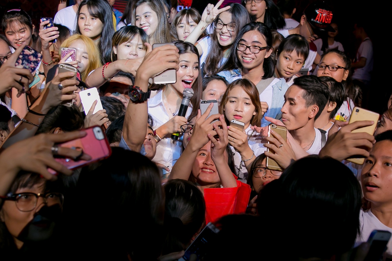 Phạm Hương bất ngờ được fan tặng ngôi sao thiên văn mang tên riêng - 19