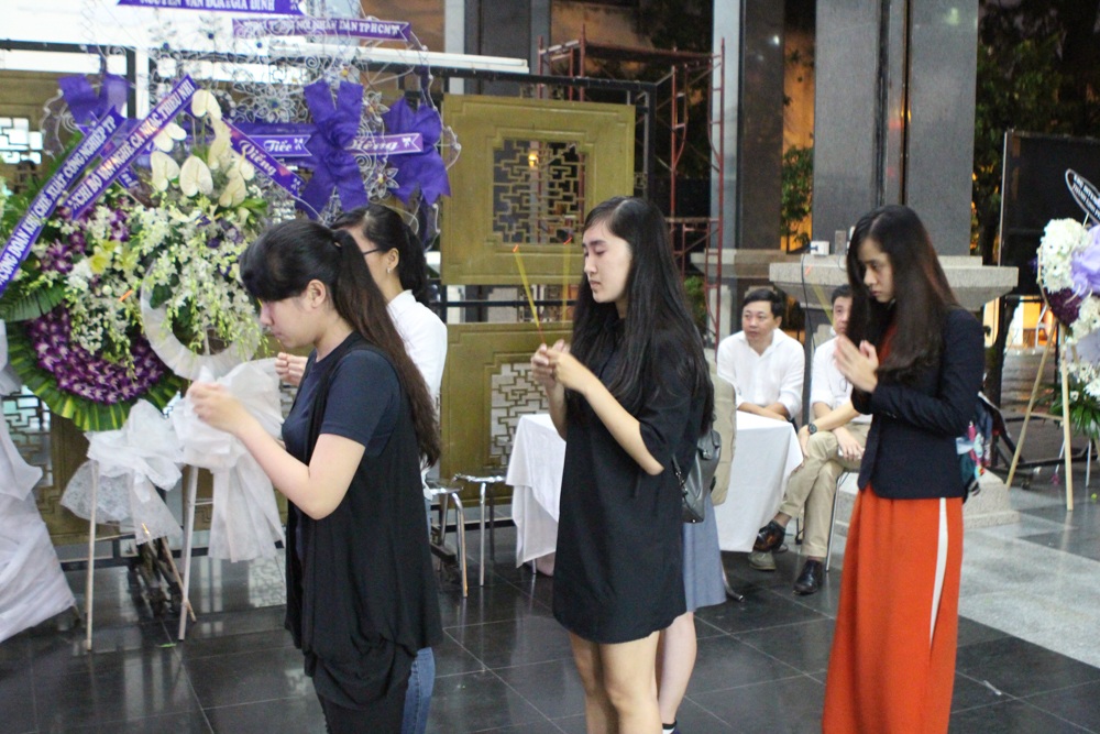 MC Quỳnh Hương thương tiếc sự ra đi đột ngột của nhạc sĩ Thập Nhất - 4 Rất nhiều học trò cũng đến viếng nhạc sĩ