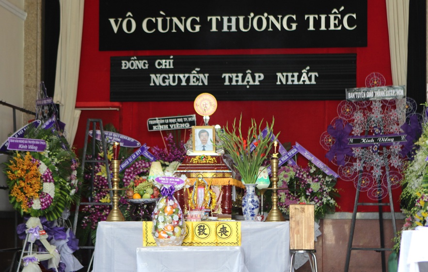 MC Quỳnh Hương thương tiếc sự ra đi đột ngột của nhạc sĩ Thập Nhất - 1 Lễ viếng nhạc sĩ Thập Nhất bắt đầu lúc 11 giờ ngày 22/8 tại Nhà tang lễ TP, 25 Lê Quý Đôn. Lễ động quan lúc 8 giờ ngày 24/8 sau đó hỏa táng tại Bình Hưng Hòa.