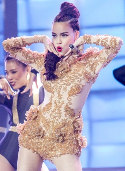 “Nàng Tấm” Hạ Vi rơi top sao xấu, “Nàng Cám” Lan Ngọc vào sao đẹp - 4 Người đẹp cũng mang kiểu tóc này đến đêm chung kết chương trình “Nhân tố bí ẩn” được truyền hình trực tiếp tối chủ nhật vừa qua. Tuy nhiên lần này cô kết hợp với jumpsuit màu nude vô cùng nóng bỏng.