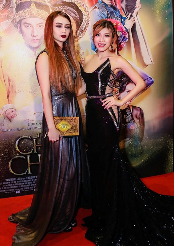 “Nàng Tấm” Hạ Vi rơi top sao xấu, “Nàng Cám” Lan Ngọc vào sao đẹp - 11 Cả trong 2 bức ảnh có thể thấy phần ngực áo của Trang Pháp (phải) đều rất xộc xệch và gần như sắp tụt đến nơi. Bạn gái Dương Khắc Linh đã quá liều lĩnh khi diện thiết kế này bởi nếu không “lộ hàng” thì trông cô cũng không được chỉnh chu, đẹp mắt.