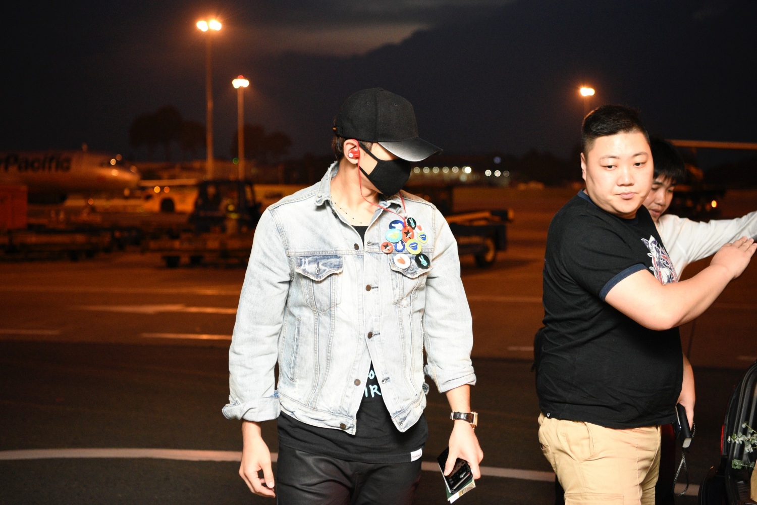 
Nam ca sĩ Hàn Quốc đeo khẩu trang che kín mặt
