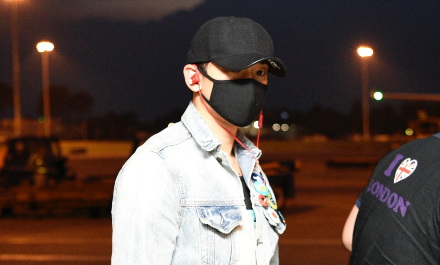 Bi Rain đeo khẩu trang từ khi xuất hiện cho đến lúc về khách sạn. Nhưng khi gặp fan tại cổng VIP khi về khách sạn, nam ca sĩ vẫn cúi chào khá nhiệt tình.