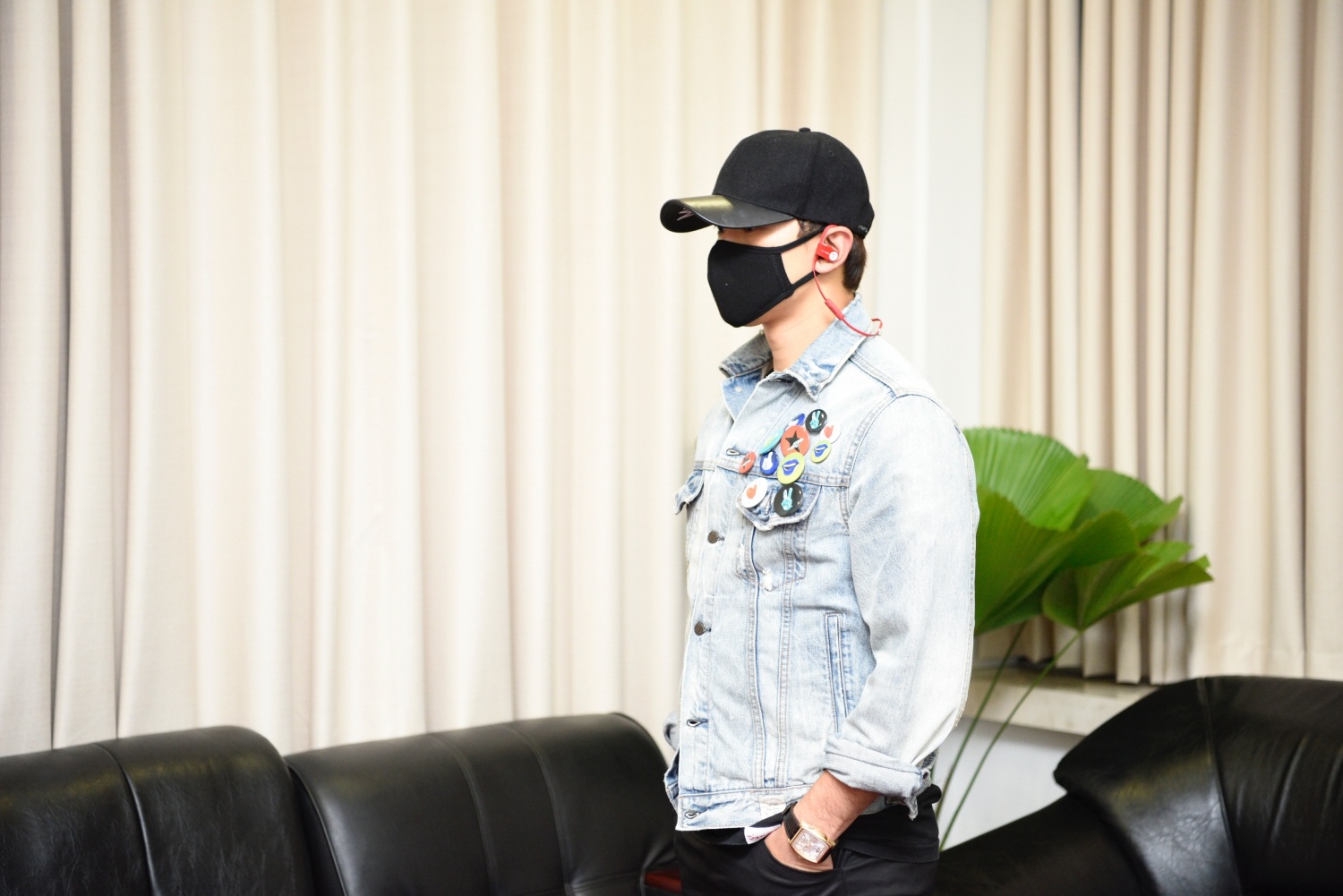 Bi chọn trang phục khá khỏe khoắn và cá tính với khoác jean bụi bặm