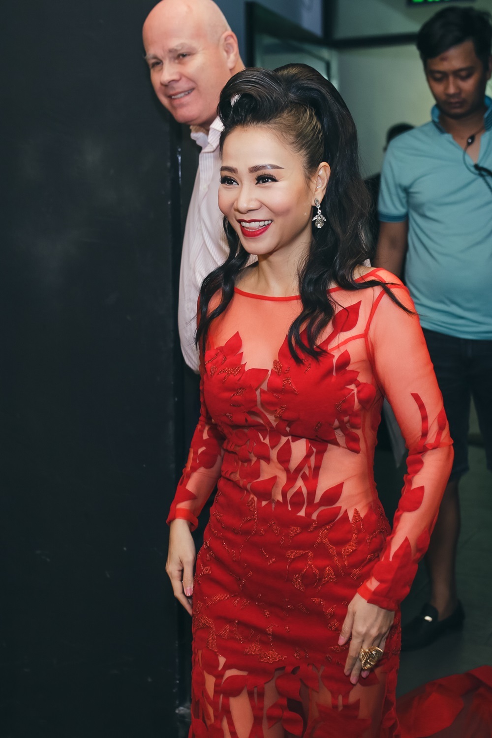 Ông xã Thu Minh hộ tống vợ đi diễn - 3 Ông xã Thu Minh vẫn thể hiện sự quan tâm dành cho vợ như trước.