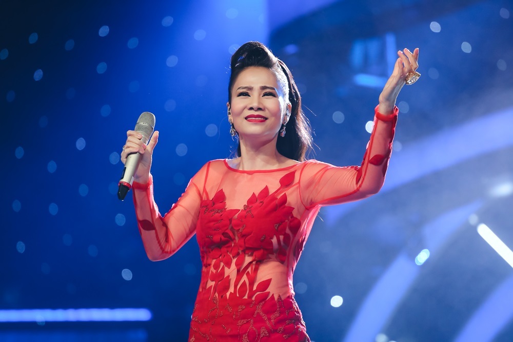 Ông xã Thu Minh hộ tống vợ đi diễn - 6 Cũng trong chương trình, Thu Minh đã biểu diễn ca khúc mới nhất vừa ra mắt: Ngọc ngà Việt Nam. Một sáng tác của Dương Khắc Linh - Phi Vũ dành riêng cho chương trình Hoa hậu Việt Nam 2016.