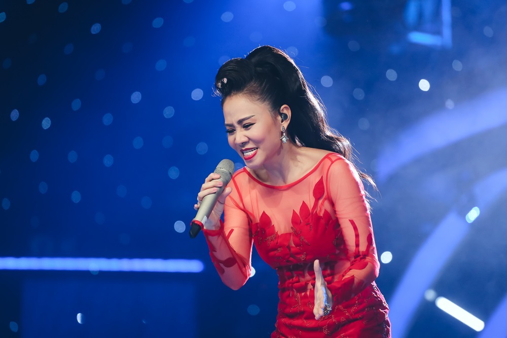 Ông xã Thu Minh hộ tống vợ đi diễn - 7 Thu Minh thể hiện thành công với ca khúc này bằng chất giọng mạnh mẽ và ma mị, đã vượt xa ý nghĩa của một ca khúc đặt hàng.