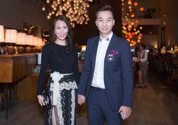 MC Thành Trung lần đầu xuất hiện cùng bạn gái - 7 Thành Trung xuất hiện lịch lãm với bộ vest hàng hiệu. Anh luôn đầu tư hình ảnh của mình khi xuất hiện, bằng phong cách riêng và cả những phụ kiện đi kèm.