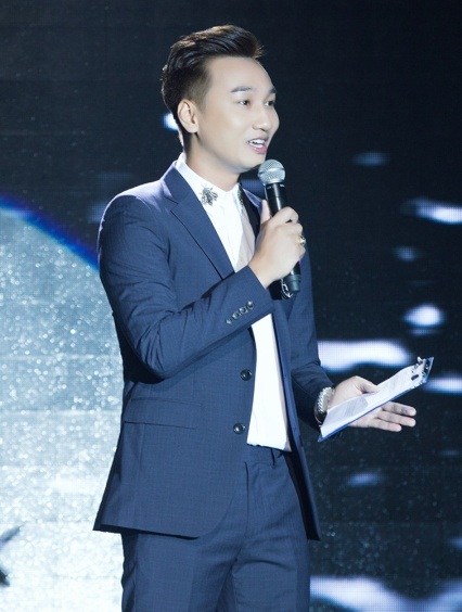 MC Thành Trung lần đầu xuất hiện cùng bạn gái - 11 Thành Trung hoạt ngôn với những câu từ sắc và rõ trong đêm qua là một minh chứng cho cách dẫn của anh. Hình ảnh cá nhân và phong cách luôn song hành cùng nhau. Luôn công tâm và đưa ra những lời nhận xét có lợi nhất cho thí sinh chính là những gì mà Thành Trung muốn mang tới cho chương trình.