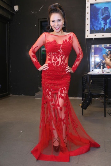Thu Minh đẹp mặn mà trong bộ váy xuyên thấu mà đỏ. Thiết kế tay dài, họa tiết thiên nhiên sang trọng kết hợp với phần vải xuyên thấu khiến người đẹp trông sexy nhưng vẫn rất chừng mực.