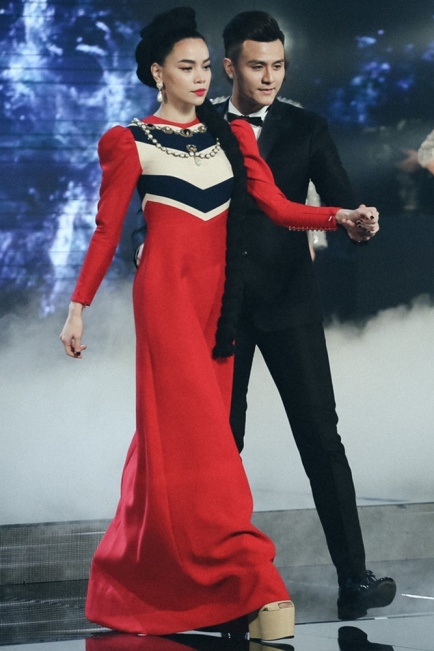 Hồ Ngọc Hà trông như một “quý bà đứng tuổi” khi diện trang phục đầm suông không nhấn nhá, tay bồng. Tương tự Lan Khuê, nữ hoàng giải trí cũng mắc lỗi ở đôi giày quá “thô”. Mái tóc tết dày bình thường cá tính bao nhiêu thì khi đi chung với bộ trang phục này lại trở nên nặng nề, già cỗi bấy nhiêu.