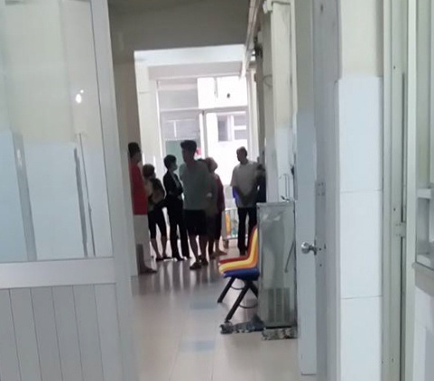 Ca sĩ Minh Thuận được chuyển ra khỏi phòng săn sóc đặc biệt - 3 Người thân Minh Thuận lo lắng chờ bên ngoài khi bác sĩ đang ổn định phòng bệnh mới.