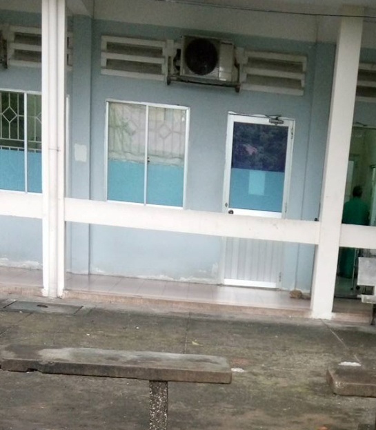 Ca sĩ Minh Thuận được chuyển ra khỏi phòng săn sóc đặc biệt - 4 Anh được điều trị trong phòng riêng, che màn kín để đảm bảo riêng tư và vì bệnh có nguy cơ lây nhiễm.