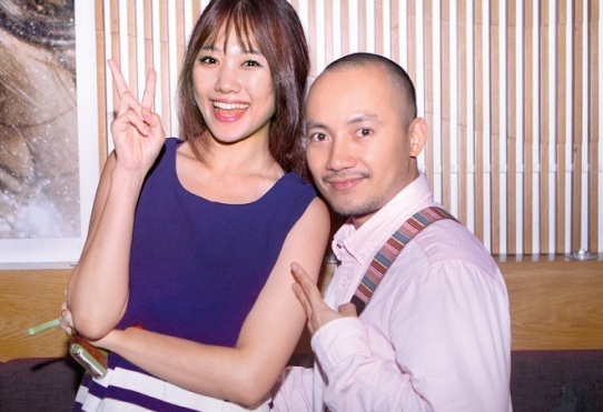 Những sao Việt ra đi vì bệnh ung thư... và vượt qua thần kỳ - 5 Trước ca phẫu thuật thứ 2 (chỉ trong một tháng), Rapper Tiến Đạt đã phải bay sang Hàn Quốc cùng gia đình Hari chăm sóc, động viên cô.