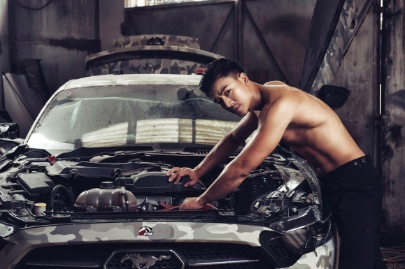 Người mẫu Hiếu Nguyễn khoe vẻ đẹp nam tính - 3 Để đạt được hình thể hiện nay, Hiếu Nguyễn đã phải trải qua một thời gian dài tập luyện, kết hợp gym cùng chế độ ăn uống, nghỉ ngơi hợp lí.