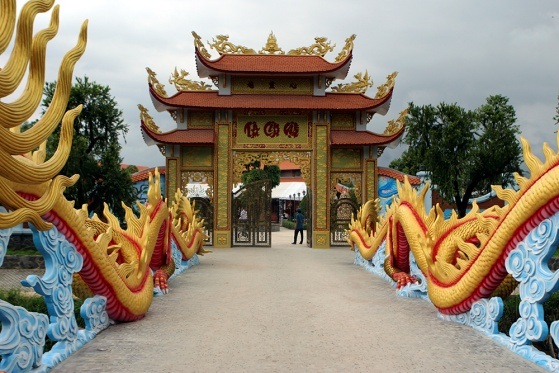 Cận cảnh nhà thờ Tổ chục tỉ của Hoài Linh - 1
Khung cảnh nhà thờ tổ nhìn từ bên ngoài. Công trình có kinh phí xây dựng ước tính lên đến 100 tỉ đồng.