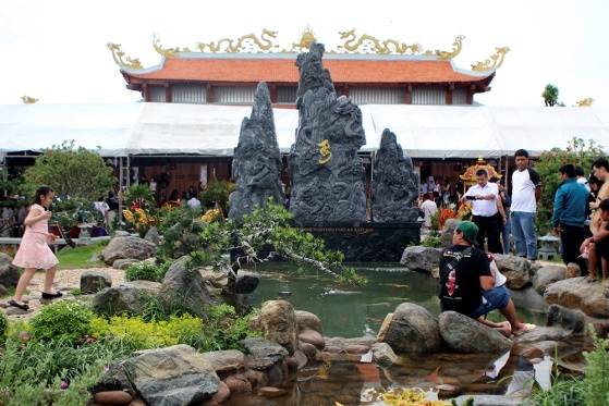 Cận cảnh nhà thờ Tổ chục tỉ của Hoài Linh - 3 Cận cảnh nhà thờ Tổ chục tỉ của Hoài Linh - 3