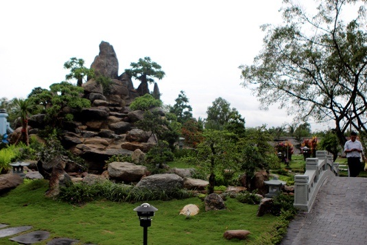 Cận cảnh nhà thờ Tổ chục tỉ của Hoài Linh - 5 Cận cảnh nhà thờ Tổ chục tỉ của Hoài Linh - 5