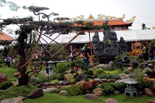 Cận cảnh nhà thờ Tổ chục tỉ của Hoài Linh - 8 Hoài Linh trồng nhiều loại cây để công trình có thêm mảng xanh.