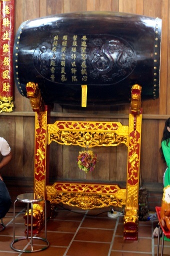 Cận cảnh nhà thờ Tổ chục tỉ của Hoài Linh - 11 Cả cột, đèn, cửa, những vật trang trí... đều có nhiều họa tiết điêu khắc vô cùng tinh xảo.