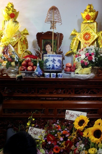 Cận cảnh nhà thờ Tổ chục tỉ của Hoài Linh - 12
Đặc biệt, nghệ sĩ Hoài Linh còn dành một góc để thờ cúng mẹ của Hiếu Hiền - nghệ sĩ Kim Ngọc.