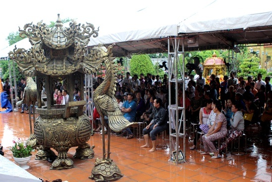 Cận cảnh nhà thờ Tổ chục tỉ của Hoài Linh - 15 Rất đông người dân và anh em nghệ sĩ đến chung vui với nam danh hài. Mặc dù trời mưa to nhưng số lượng người đến không hề giảm đi mà còn liên tục tăng, khiến không khí trở nên rộn ràng, vui vẻ hơn bao giờ hết.