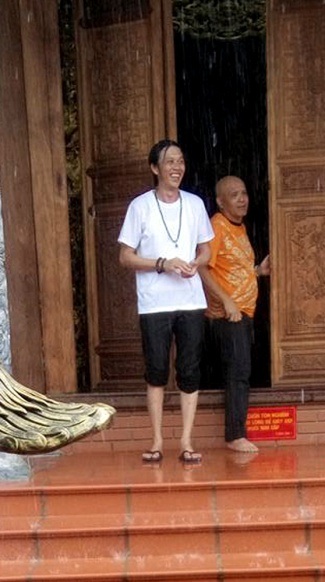 Cận cảnh nhà thờ Tổ chục tỉ của Hoài Linh - 17 Hoài Linh giản dị xắn quần lên để tiện di chuyển, dọn dẹp. Nam danh hài vẫn cực kì vui vẻ dù trời đổ mưa to.