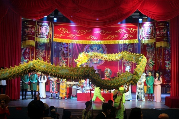 Tiết mục múa lân hoành tráng tại sân khấu kịch Trịnh Kim Chi.